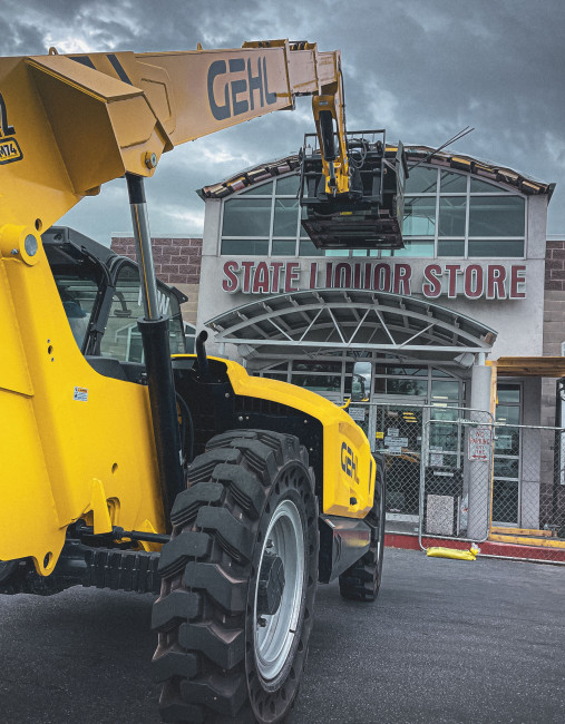 Gehl telehandler in front of building under construction